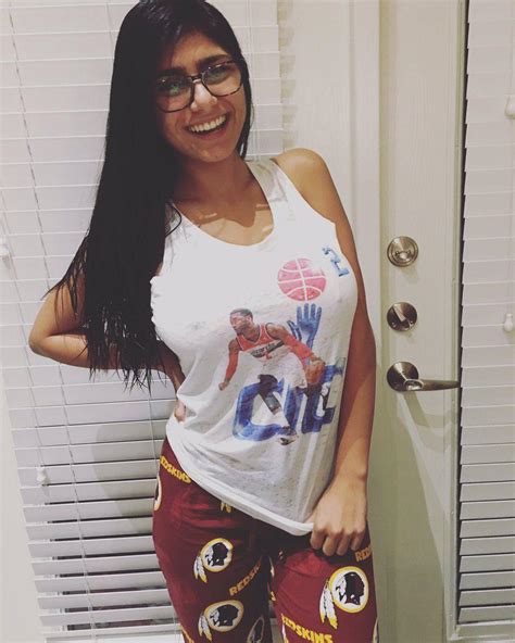 seins mia khalifa|Photos XXX Nues de Mia Khalifa